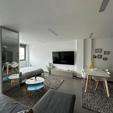 Hitech Apartment *